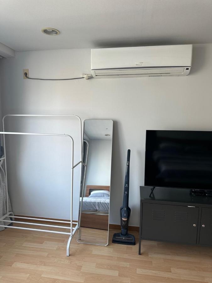 Hongdae Guesthouse 1Min From Hongik Uni Station Exit #1 서울특별시 외부 사진